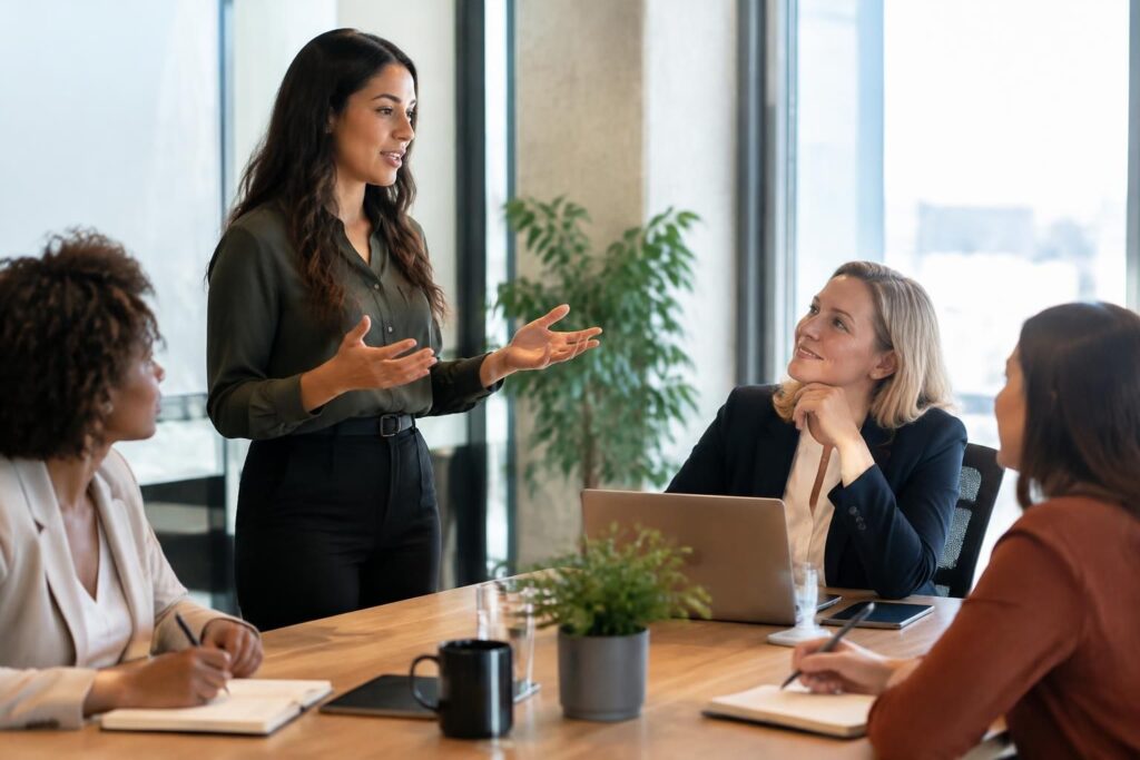 découvrez la définition de la communication ascendante en entreprise, ses objectifs, ses avantages et des exemples concrets pour favoriser les échanges entre équipes et direction.